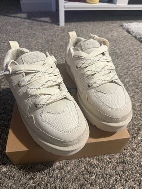 NIB 📦 UGG'S LO LOWMEL OFF WHITE - WMNS SZ 9